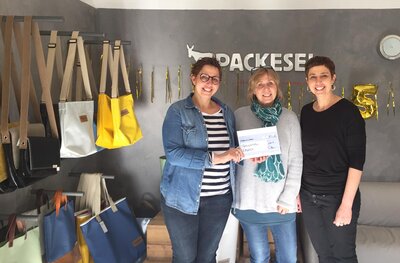 Christine Apró und Susanne Fischer von der Firma Packesel überreichen Spende an das Frauenhaus