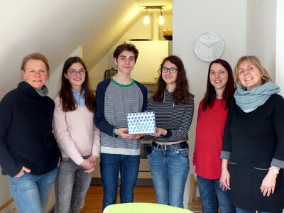 Die Klasse 9a des Gymnasium Michelstadt übergibt eine Spende für das Frauenhaus